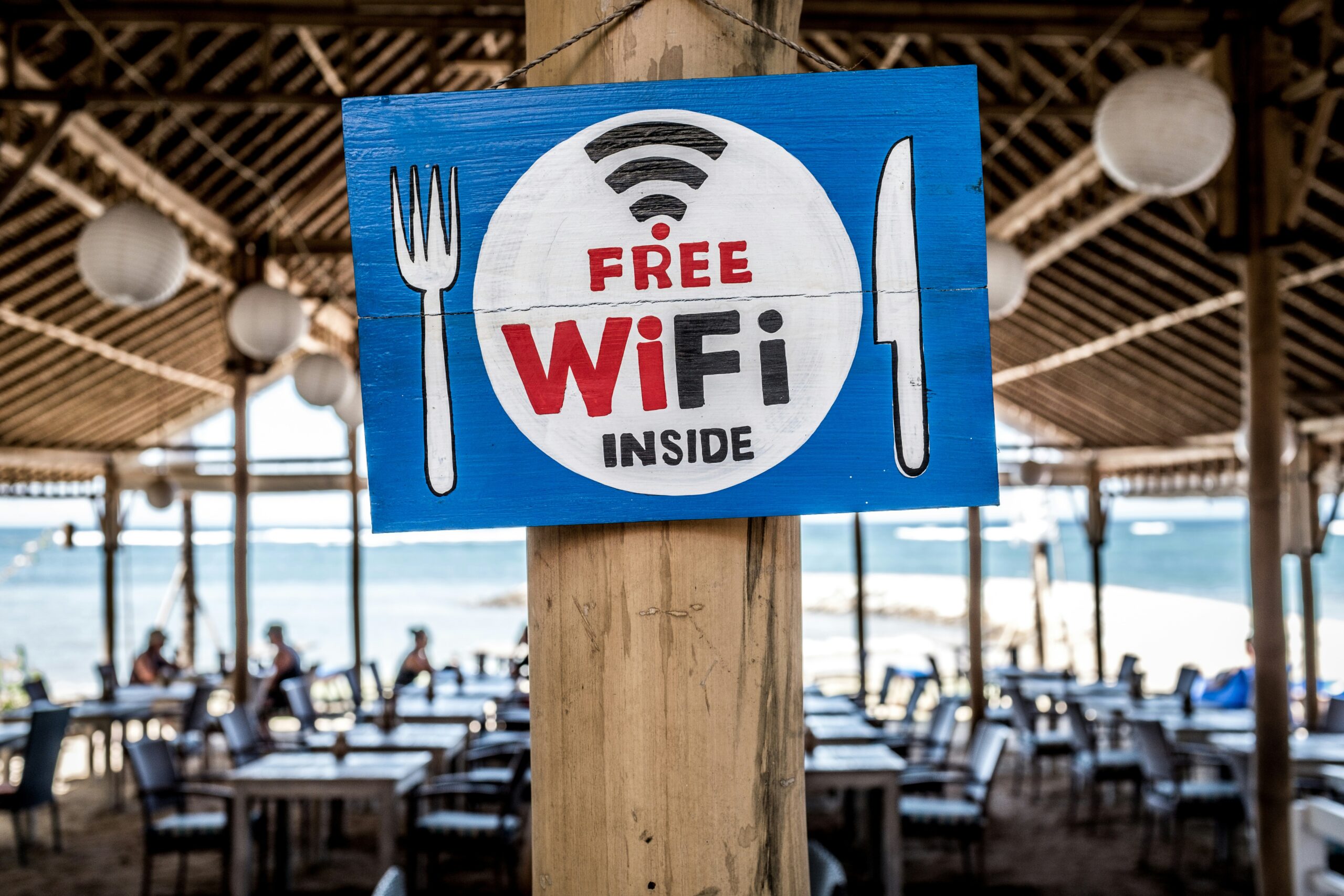 Placa indicando Free Wifi, em um restaurando, para matéria Como Navegar com Segurança em Redes Wi-Fi Públicas
